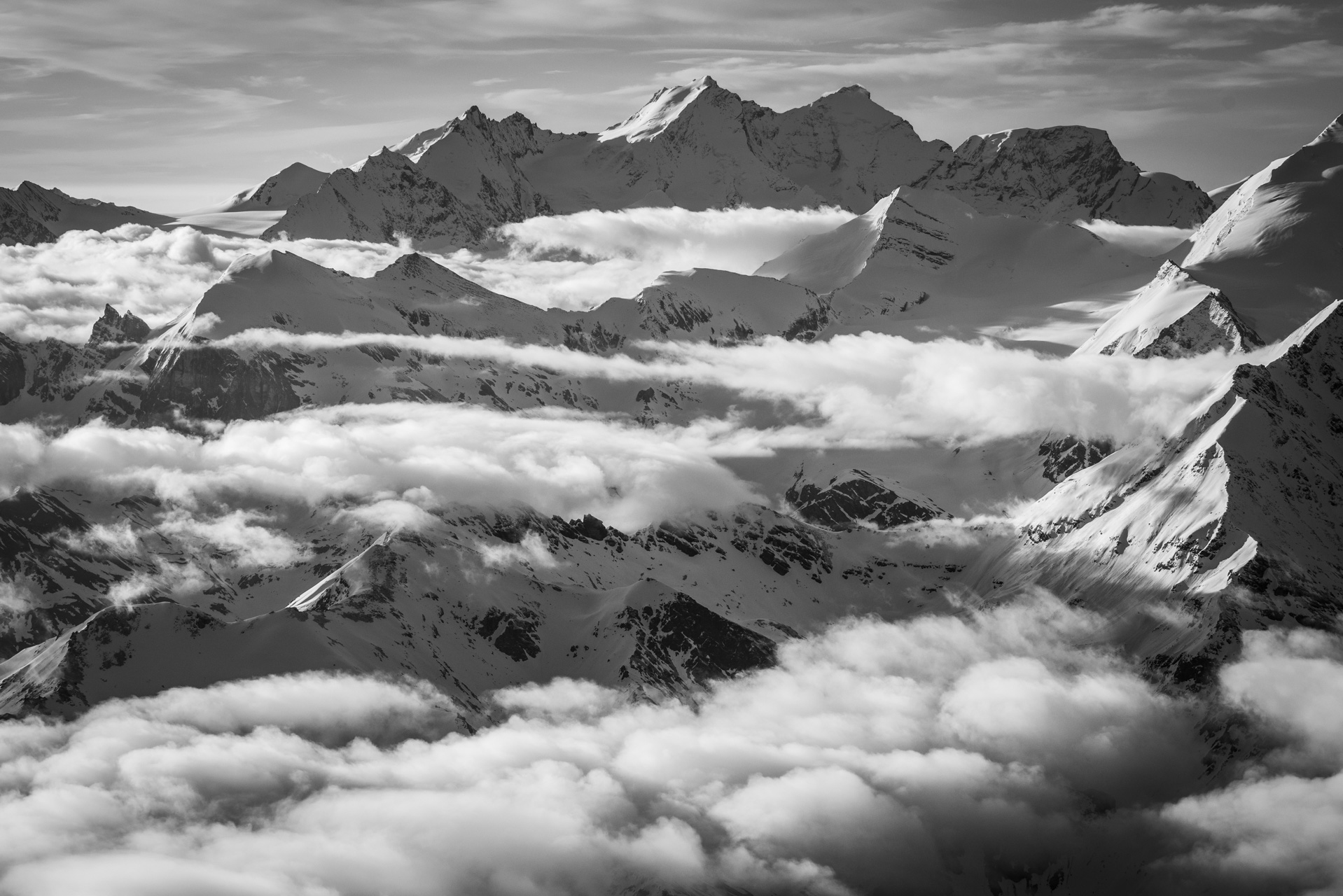 Dom des Mischabels en noir et blanc - Mer de nuages sur les massifs montagneux des sommets es Alpes Valaisannes proche de Crans Montana
