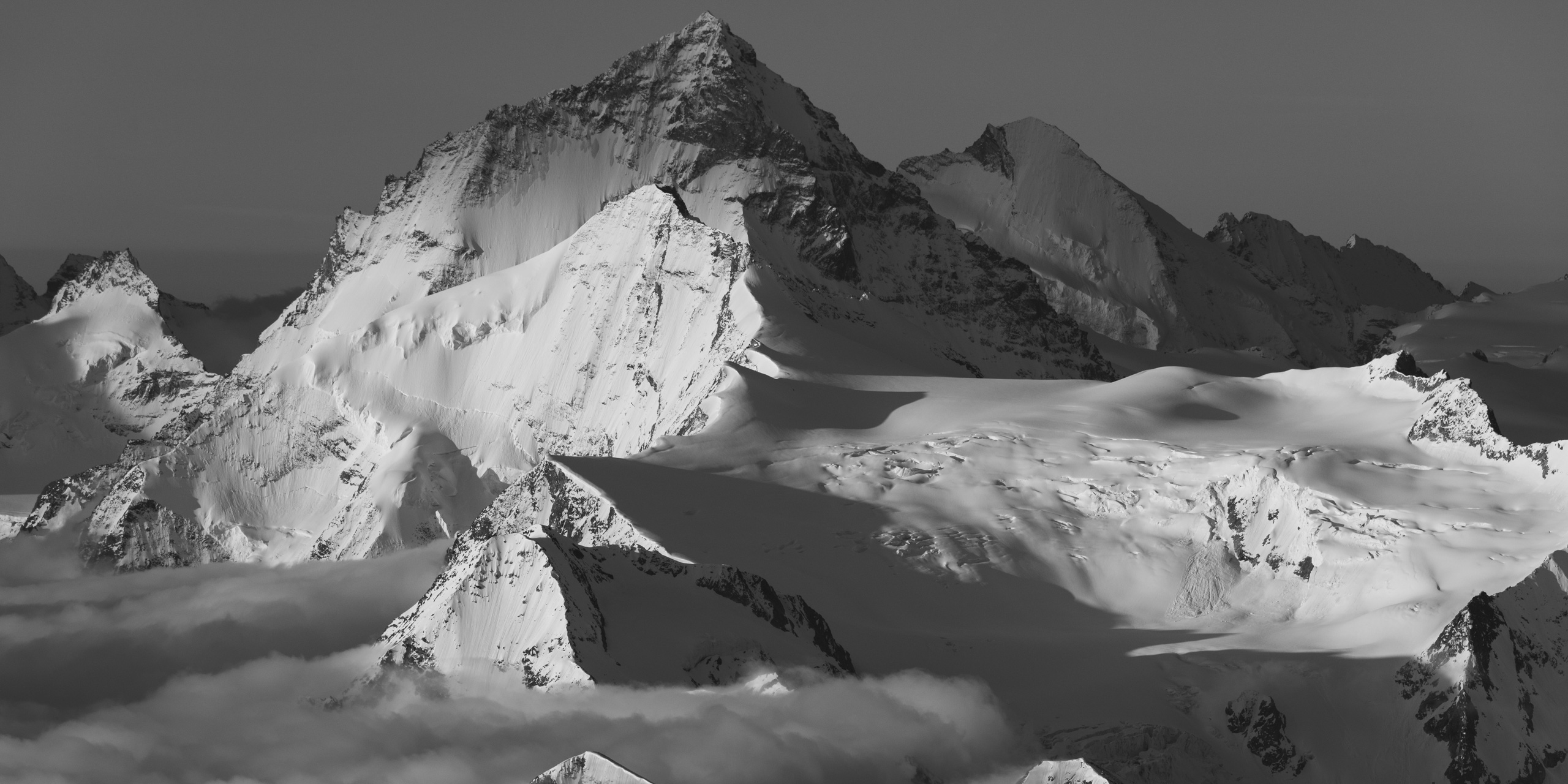 Panorama de montagne dans les Alpes Valaisannes en noir et blanc - Crans Montana - Val d’Hérens