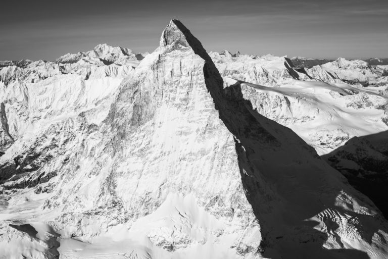 Matterhorn Ostseite - Schwarz-Weiß-Foto von The Matterhorn und dem sonnigen Berg - Schweizer Hornli-Grat