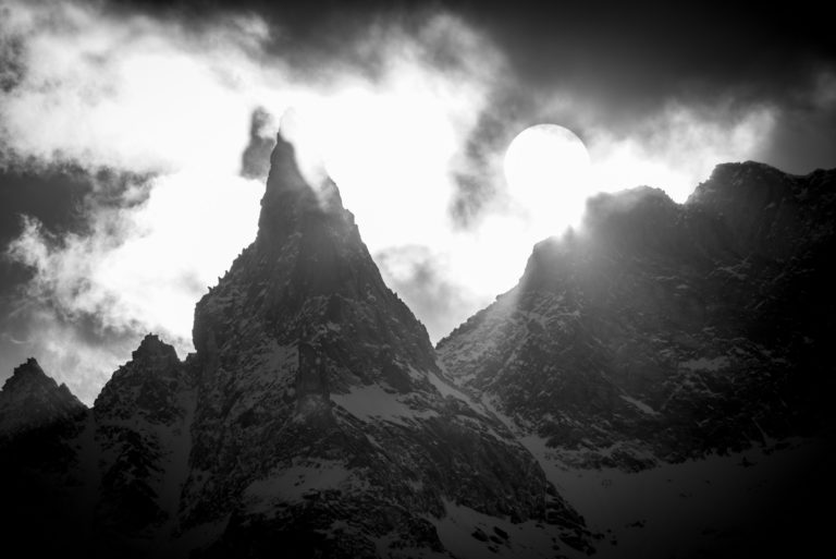 Aiguille de la Tsa - image d un paysage de montagne en noir et blanc sous les rayons du soleil avant une tempête de neige