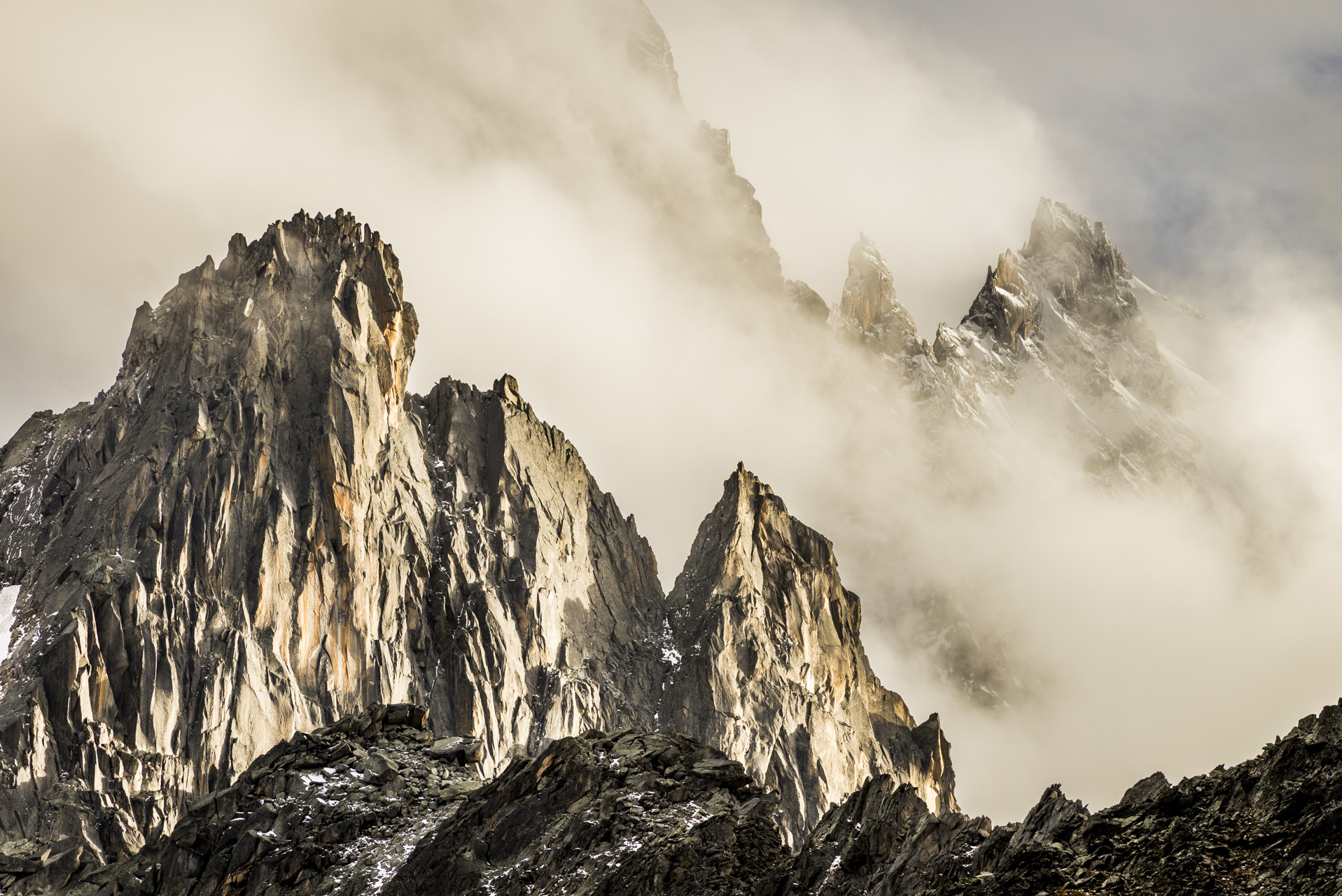 Photo Aiguille Chamonix - Aiguille de l'M, Dent du Caiman, Aiguille du Plan - Mystical Pe