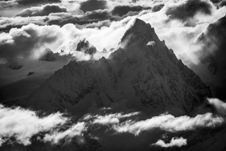 montagne chamonix noir et blanc - Aiguille du Chardonnet dans le massif du Mont Blanc en noir et blanc