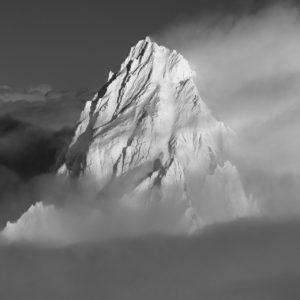 Bergfoto Schwarz-Weiß chamonix - Aiguille du Chardonnet Schwarz-Weiß in Wolken und Nebel