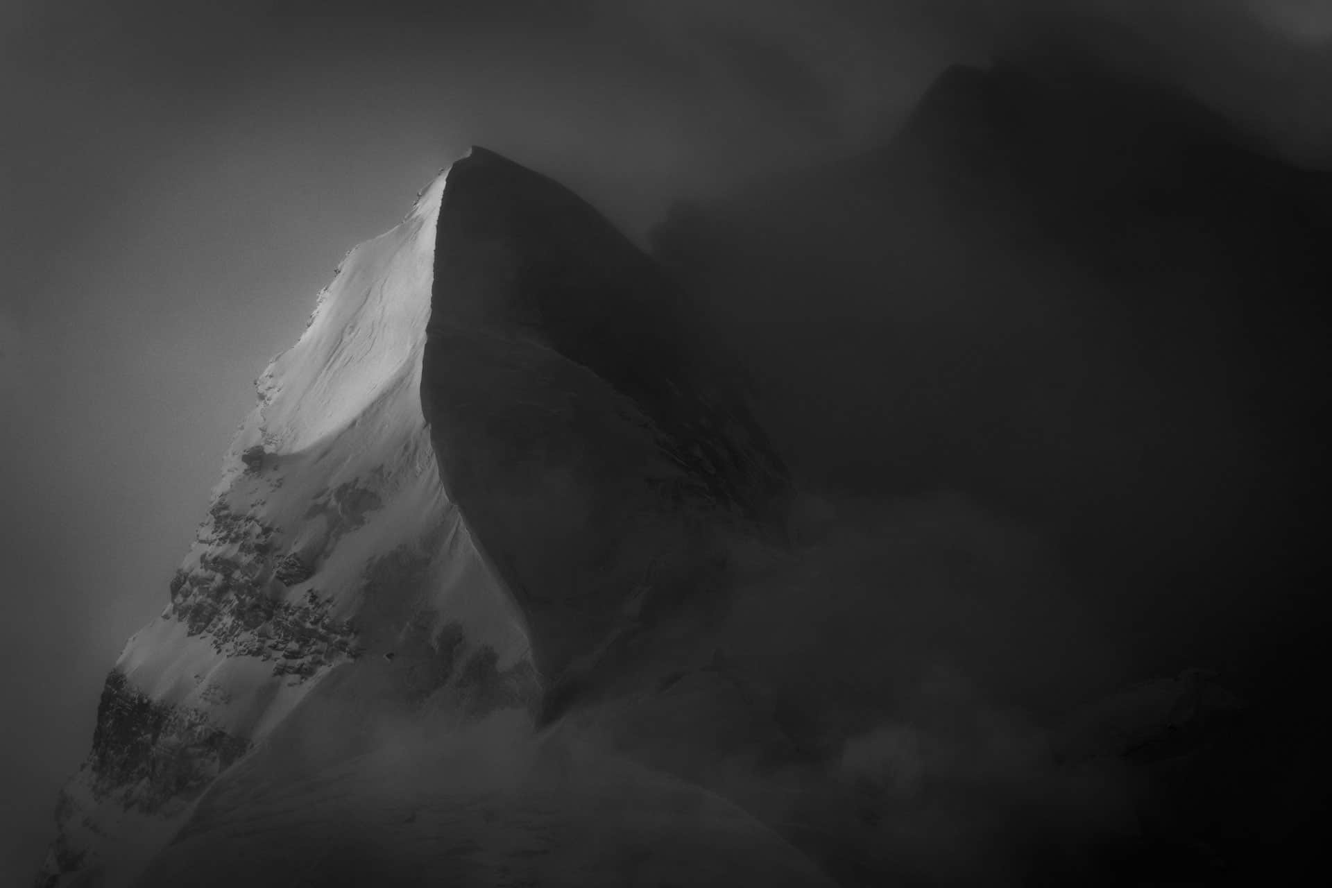 Schneebedeckter Gipfel in einem Meer aus Wolken - Schnee und Sonne Bergmassiv in Schwarz-Weiß - Aiguille du Croissant - Grand Combin de Verbier
