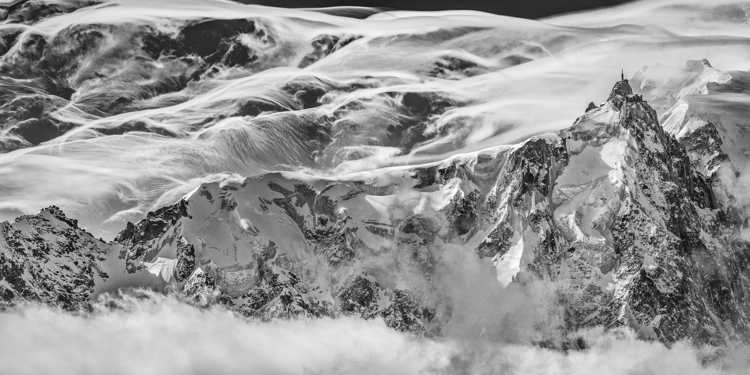 Chamonix - Panorama de montagne des massif rocheux et montagneux de l'Aiguille du Midi dans les nuages