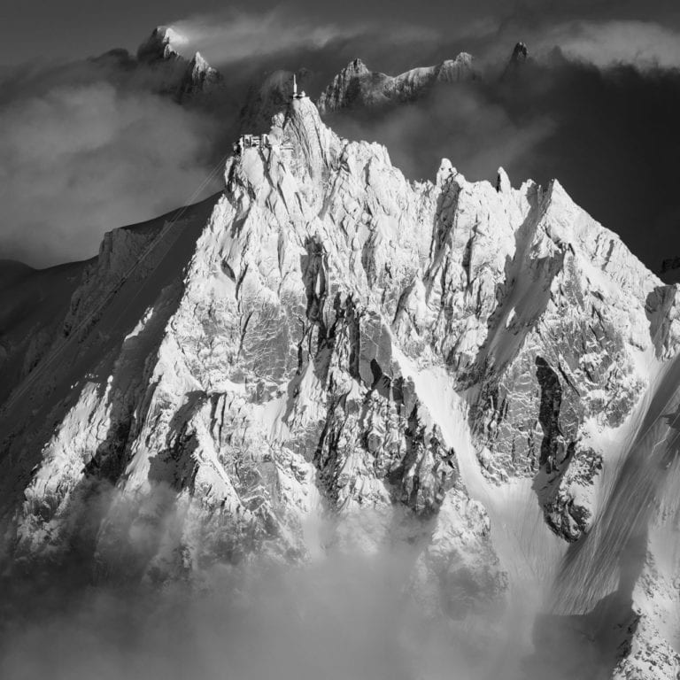 Schwarz-Weiß-Bild einer Berglandschaft - Berggipfel und Gipfel eines felsigen Berges in den Alpen - Aiguille du Midi -. Grandes Jorasses