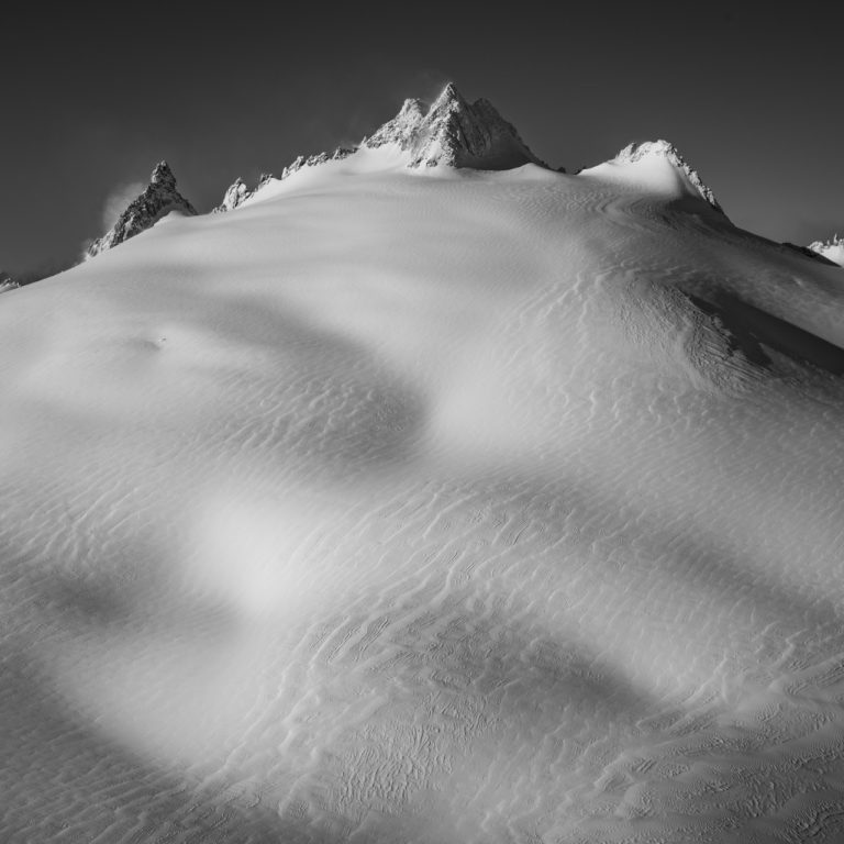 Aiguille du tour - schwarz-weißes Bild von Bergen und Schnee auf dem Plateau de Trient