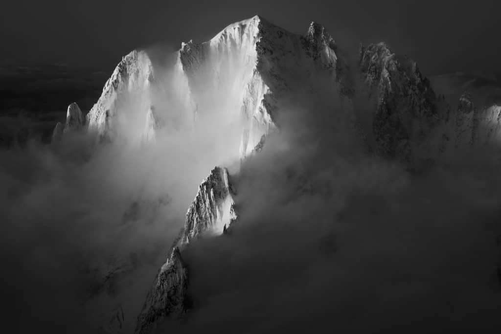 Aiguille verte - Holzrahmen der Aiguille verte Berge chamonix im Nebel und in den Wolken