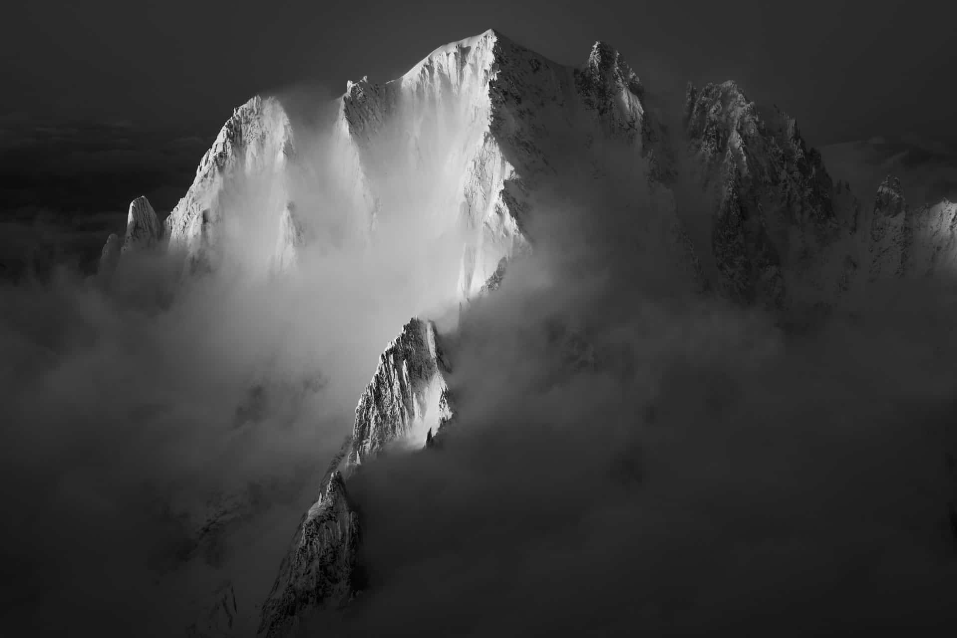 Aiguille verte - encadrement photo bois des montagnes de l'aiguille verte chamonix dans le brouillard et les nuages