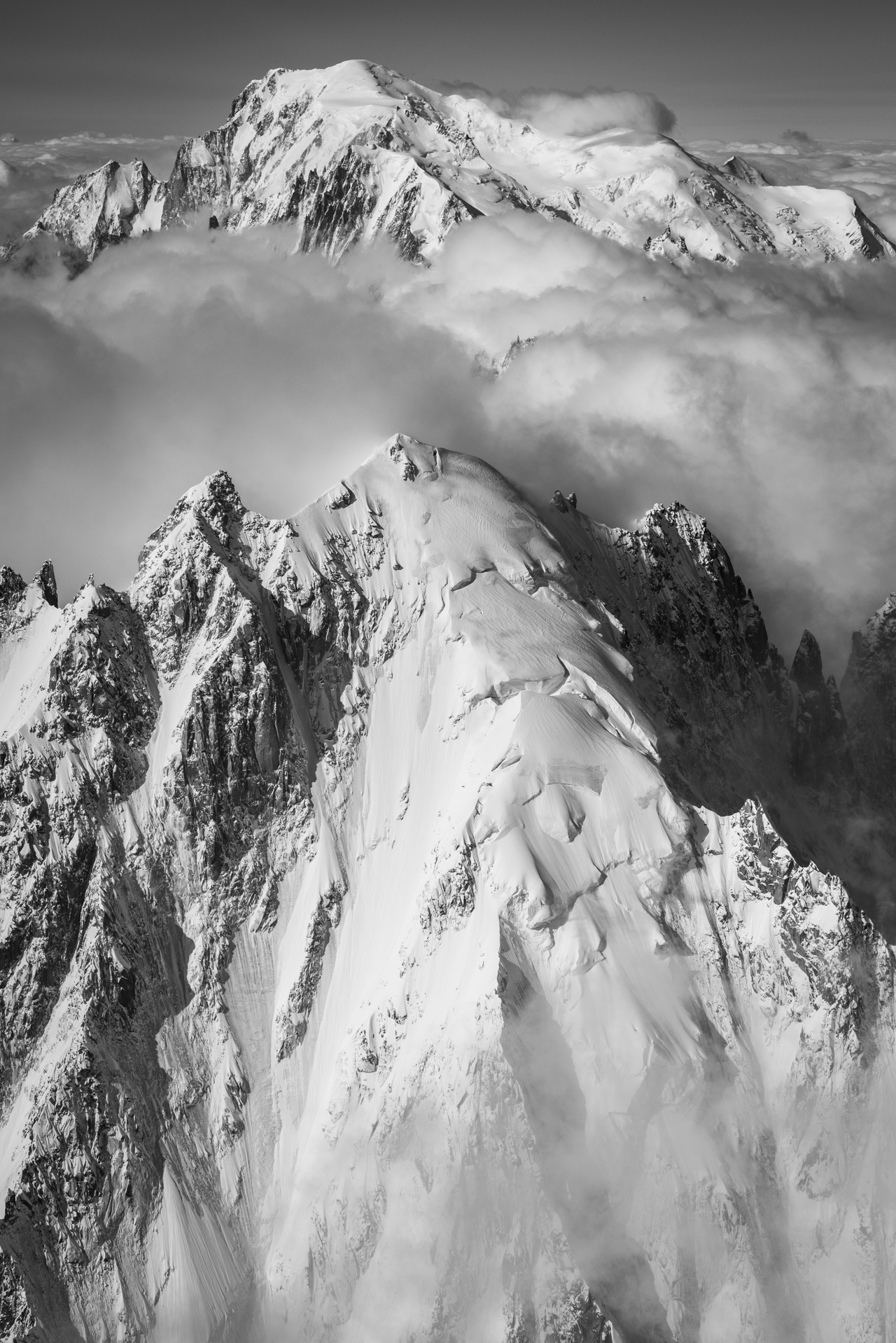 Aiguille verte Chamonix - Vertical Mont Blanc en vue panoramique de montagne noir et blanc