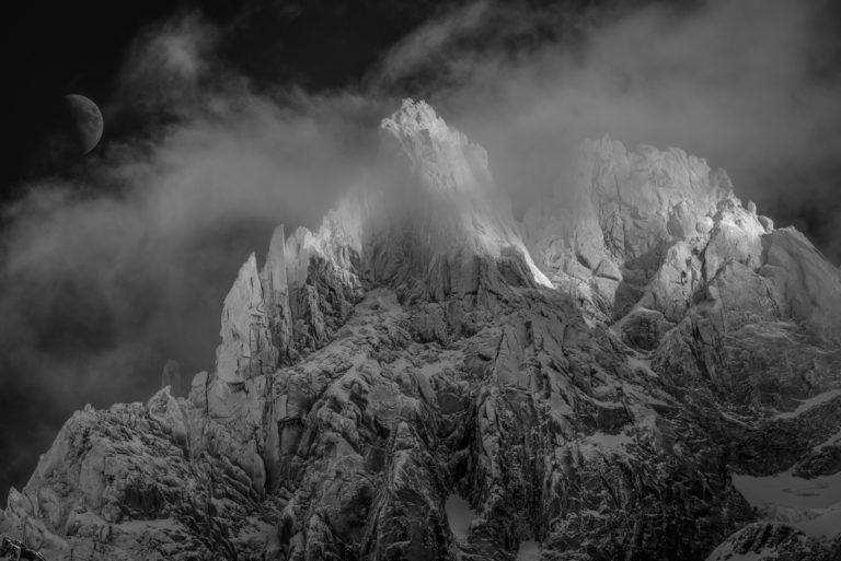 photo noir et blanc des aiguilles du midi Chamonix - Mont Blanc