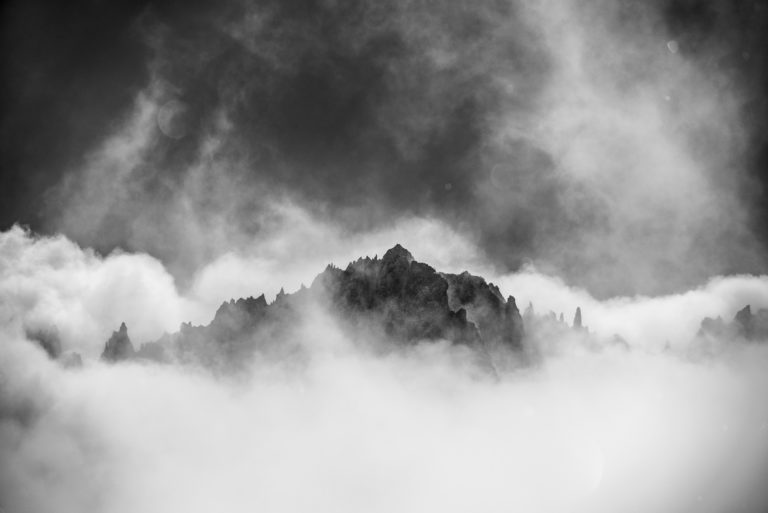 Massif du Mont Blanc Chamonix - Aiguilles rouges du Dolent dans une mer de nuage et de brouillard en montagne