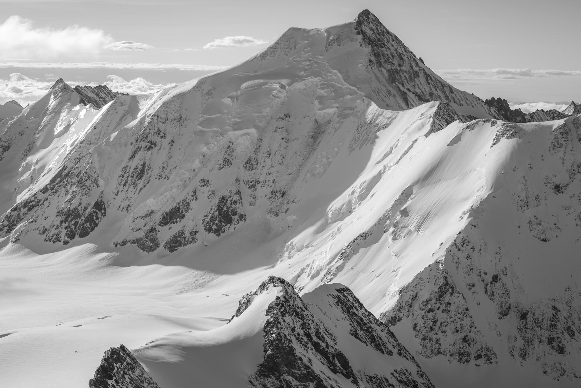 Aletschhorn - photo de montagne en neige et Randonneurs dans les Alpes Bernoises en Suisse