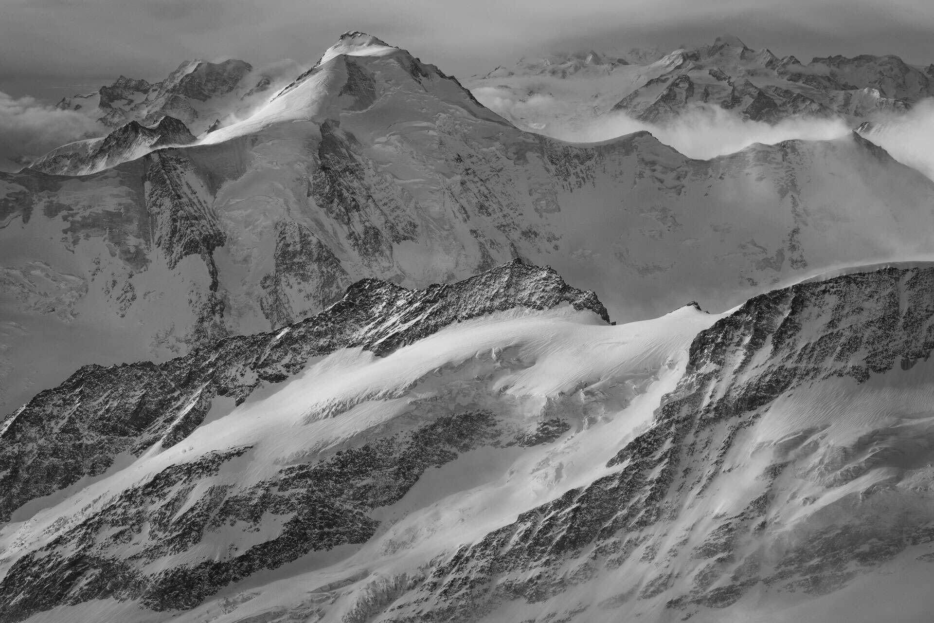 Aletschhorn - Image noir et blanc des montagnes suisses dans les Alpes Bernoises