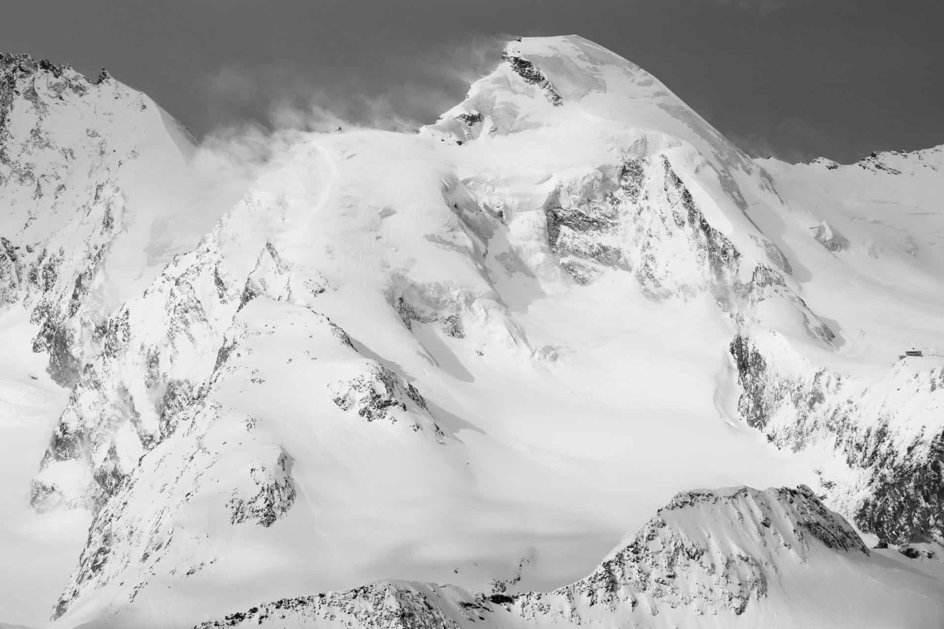 Allalinhorn, sommet des Alpes suisses en noir et blanc -