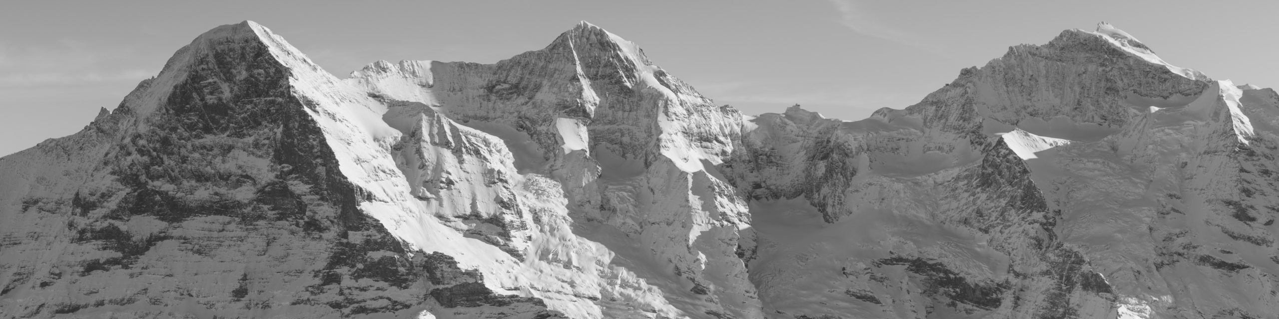 Panorama noir et blanc des Alpes Bernoises - Montagnes rocheuses en suisse