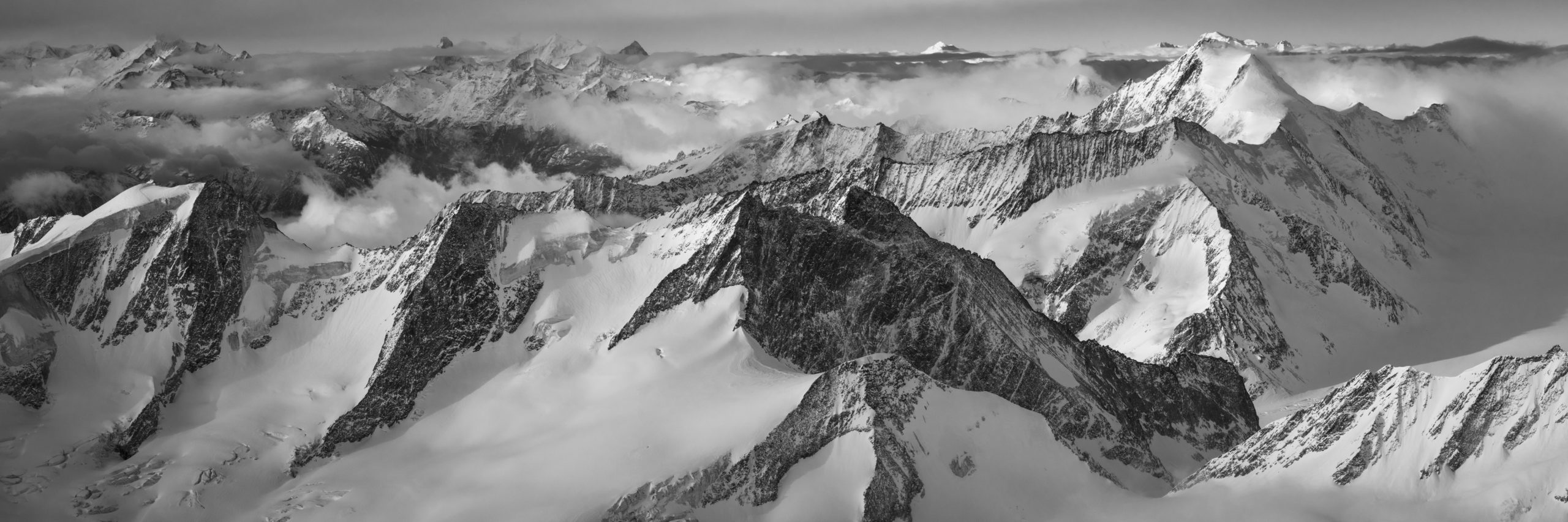 Photo panoramique de neige en montagne sur les sommets des Alpes et le Mont Blanc