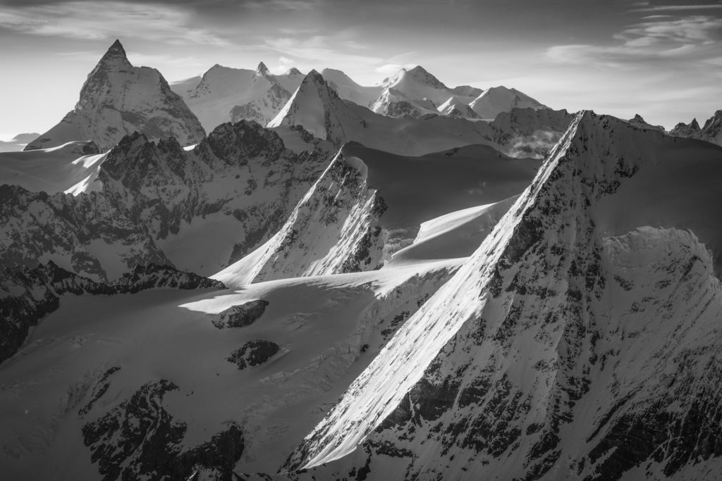 Schönes Bergfoto - Bergpanorama in den Walliser Alpen in der Umgebung von Verbier - Bergfoto schwarz-weiss - Berglandschaft - Fototafel Schweizer Berge