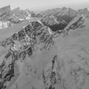 Schwarz-weiße Panoramaansicht des Gipfels der Walliser Alpen - Kanton Wallis - Crans Montana - -. Val d’Anniviers