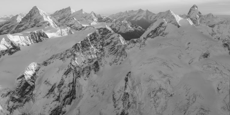 Schwarz-weiße Panoramaansicht des Gipfels der Walliser Alpen - Kanton Wallis - Crans Montana - -. Val d’Anniviers