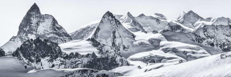 Panorama de montagnes enneigées des Alpes valaisannes vue de Cheillon dans le val d'Hérens