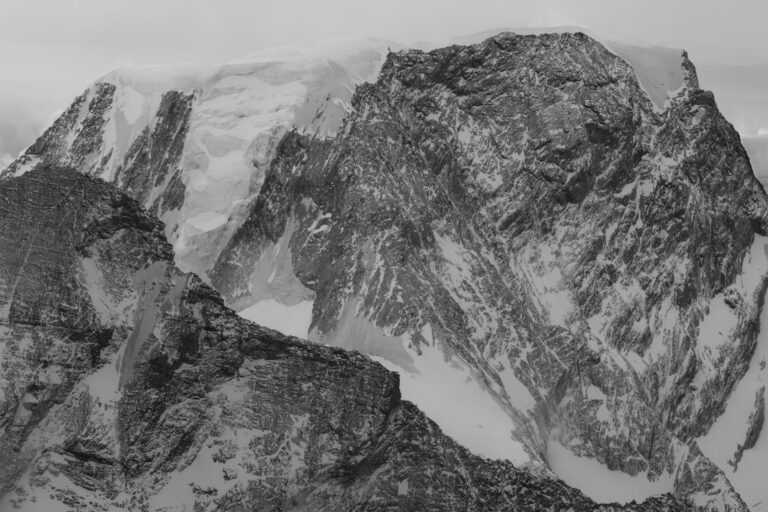 Alphubel - Foto von Bergen und Gletschern in den Alpen von Zermatt, Crans Montana und Saas fee schwarz-weiß