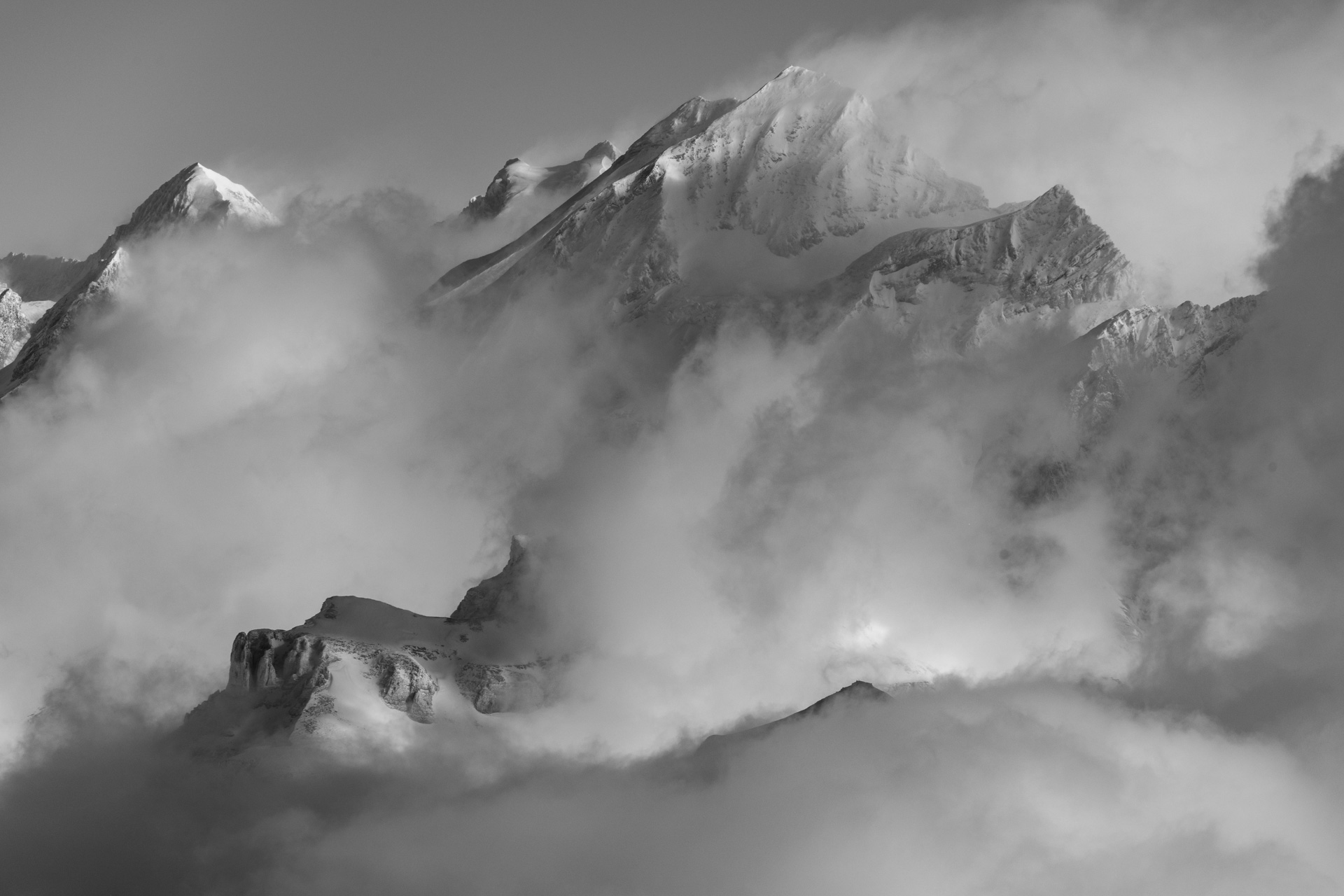 ambiance des montagnes noir et blanc dans les Alpes Bernoises en Suisse