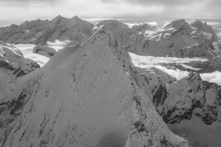 Arbengrat - Obergabelhorn - Blick aus dem Hubschrauber auf die verschneite Arrete de Montagne de Saas Fee