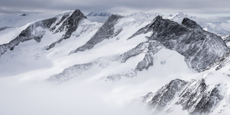 Photo montagne neige dans les Alpes bernoises - Dom des Mischabels et Monte Rosa- en noir et blanc - wannenhorn et le Fiescher Gabelhorn
