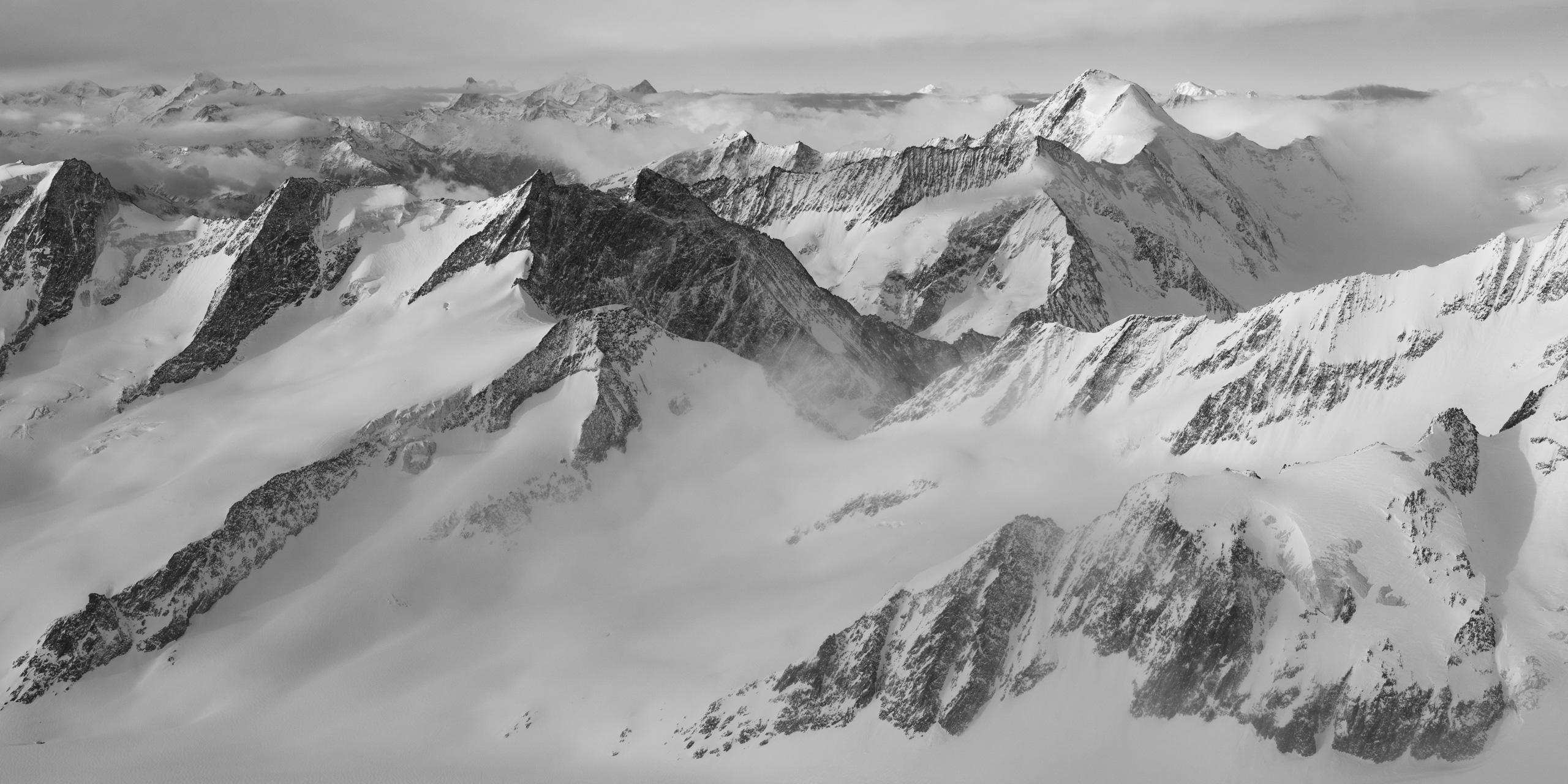Glacier des Alpes Oberland - Photo panoramique des montagnes suisses bernoises en noir et blanc