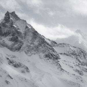 Besso - Obergabelhorn - Image de montagne rocheuse de Zermatt en noir et blanc