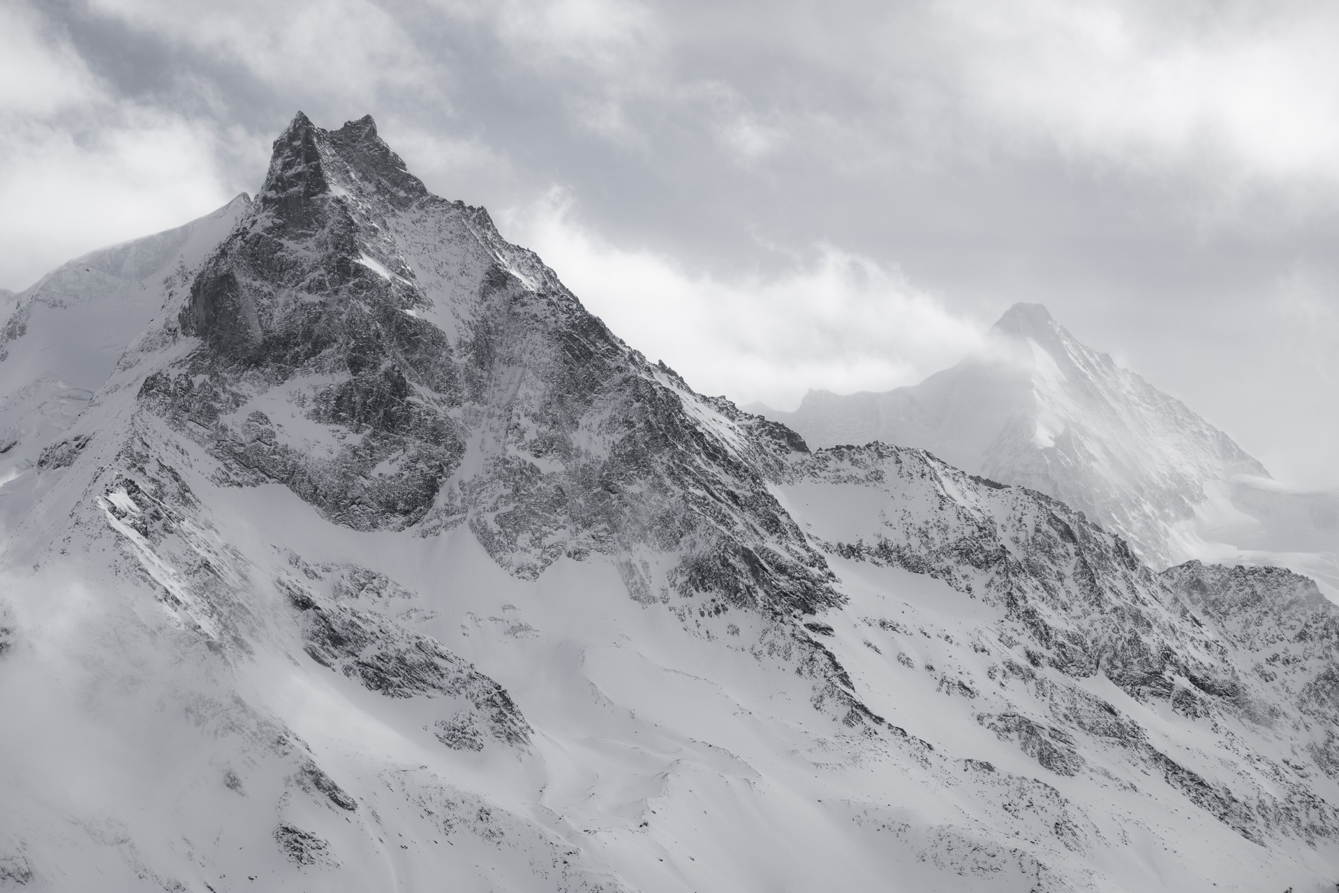 Besso - Obergabelhorn - Image de montagne rocheuse de Zermatt en noir et blanc
