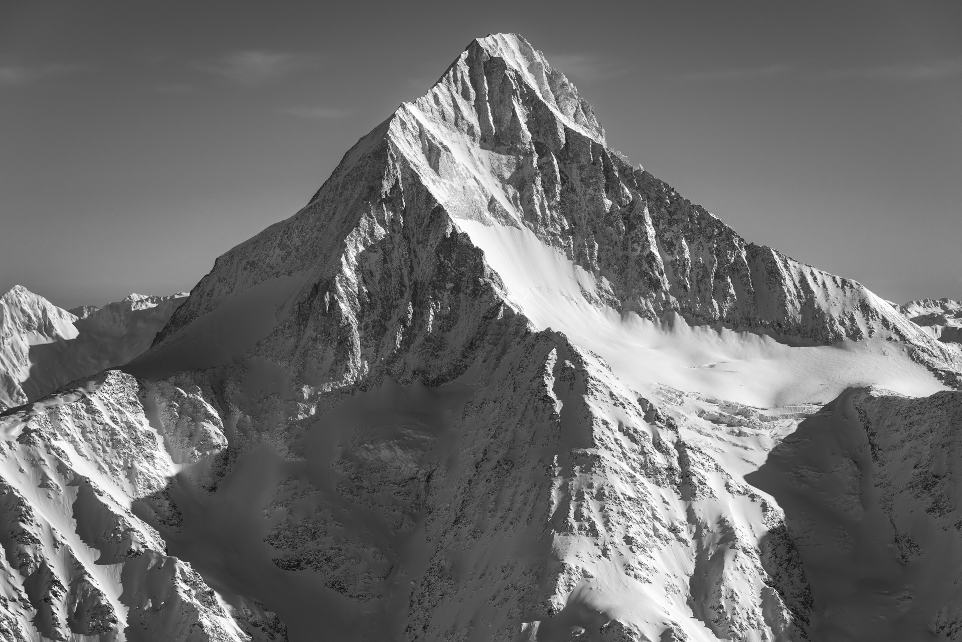 Bietschhorn - Sommet de montagne Suisse en noir et blanc dans les Alpes Bernoises - Canton du Valais Loetschental-