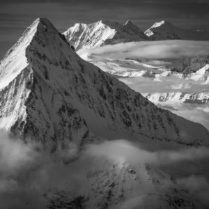 Bietschhorn - Photo noir et blanc du sommet du Loetschental et des montagnes de Saas Fee et Crans Montana dans les Alpes en Suisse