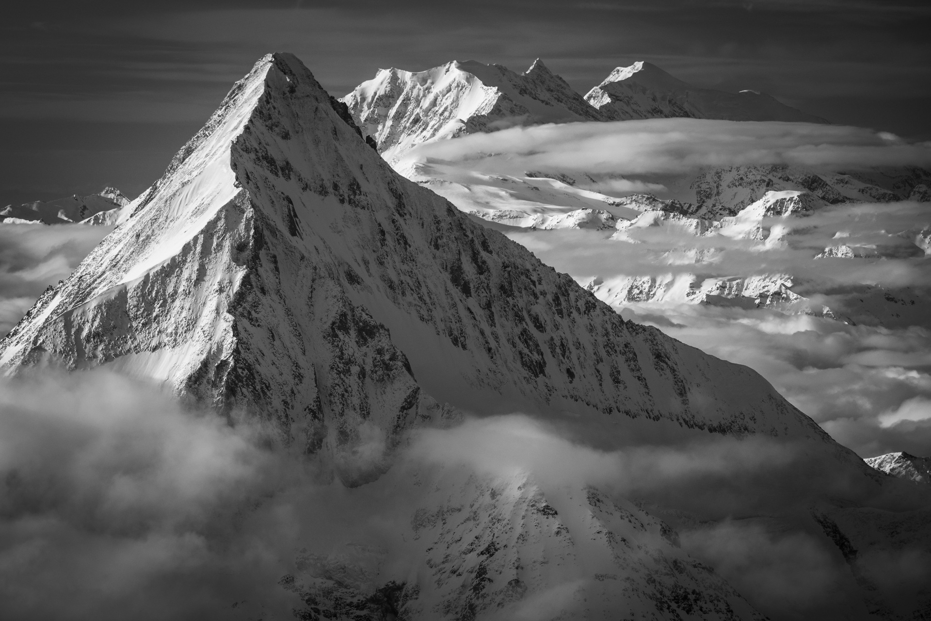 Bietschhorn - Schwarz-Weiß-Foto des Lötschental-Gipfels und der Berge von Saas Fee und Crans Montana in den Schweizer Alpen