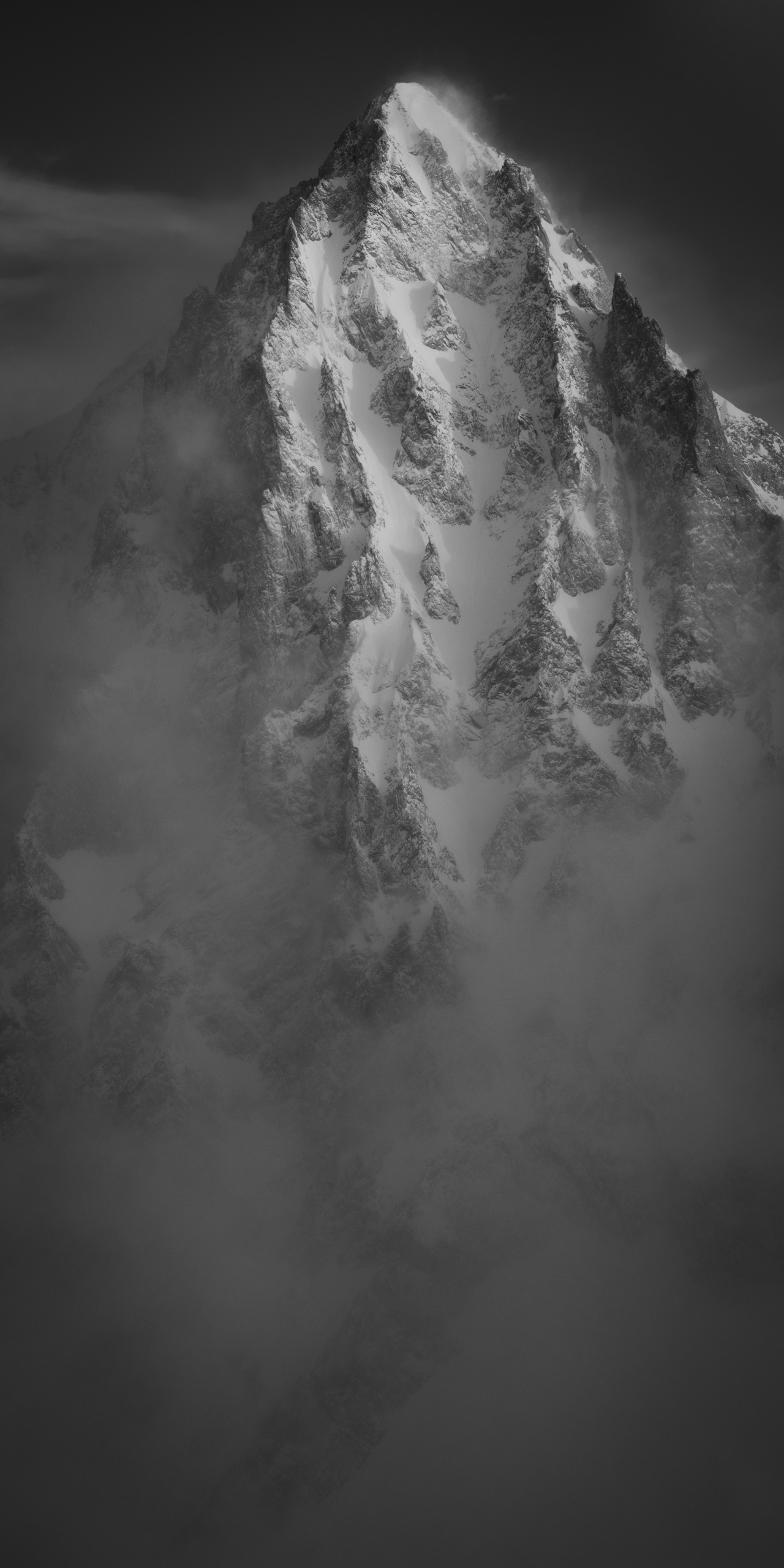 Bietschhorn - photo de montagne en noir et blanc après une tempête de neige sur les sommets des ALpes