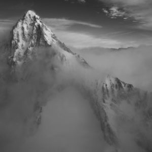 image de montagne - Bietschhorn in Schwarzweiß - Alpengipfel im Nebel und Bergmassiv in einem Meer aus Wolken