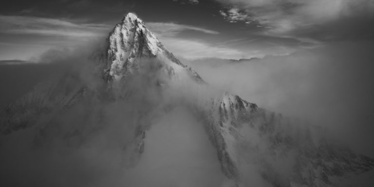 image de montagne - Bietschhorn en noir et blanc - Sommets des Alpes dans la brume et massif montagneux dans une mer de nuages