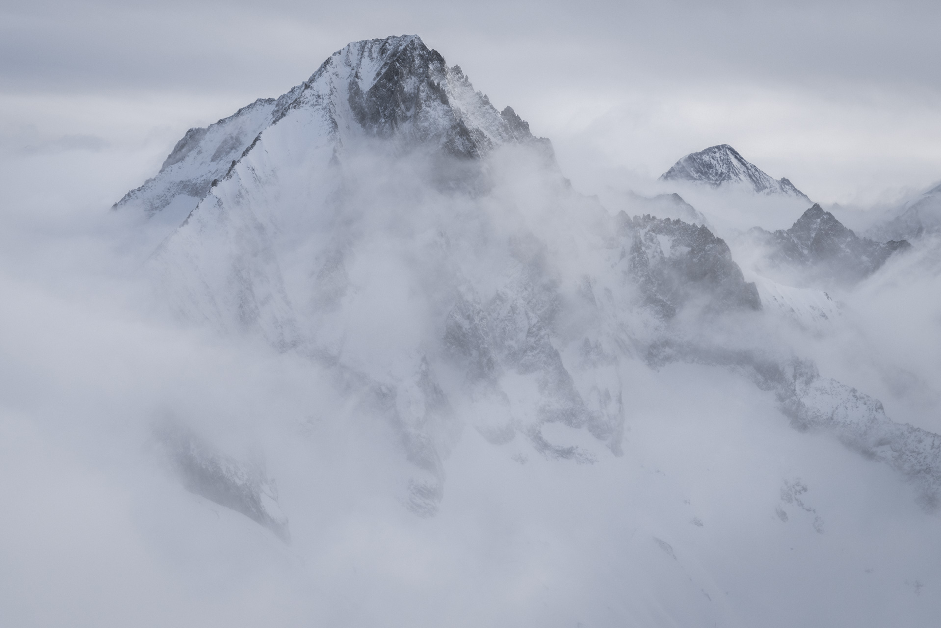Photo panoramique de montagnes des Alpes - Bietschhorn - Aletschhorn dans la brume et les nuages