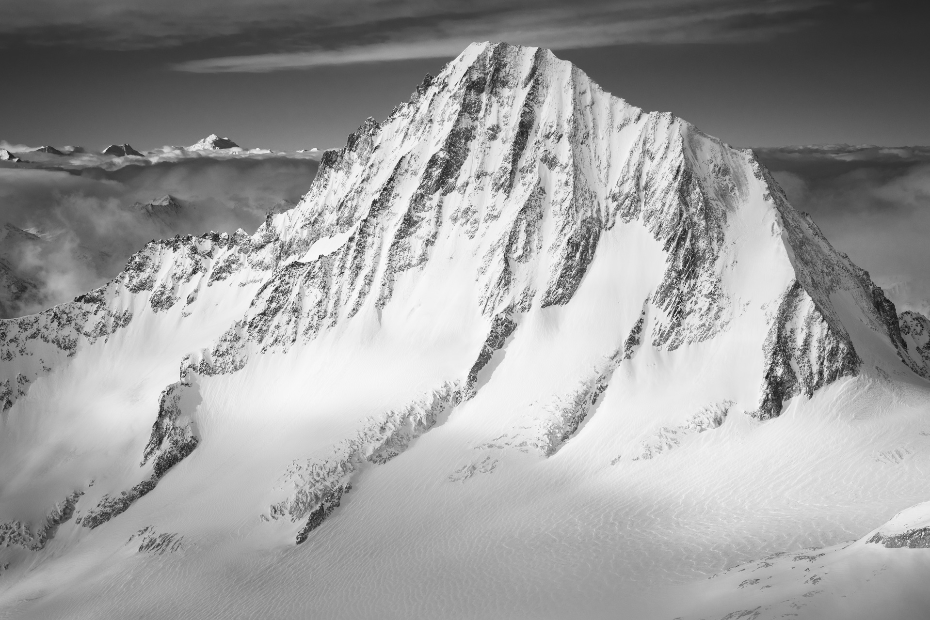 Photo noir et blanc des Alpes Bernoises - Bietschorn sommets des ALpes enneigés