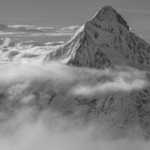 Bietschhorn- Monte Leone - Schwarz-weiße Panorama-Fotoleinwand einer Schweizer Berglandschaft