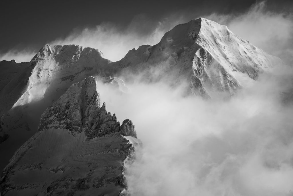 Blumlisalp - sommet des alpes Bernoises dans une brume de montagne en noir et blanc