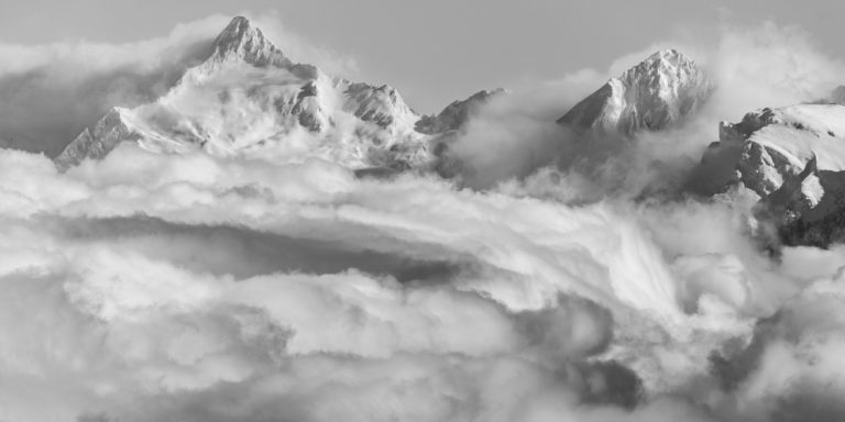 Bortelhorn dans une mer de nuages en noir et blanc - Sommets des Alpes Valaisannes