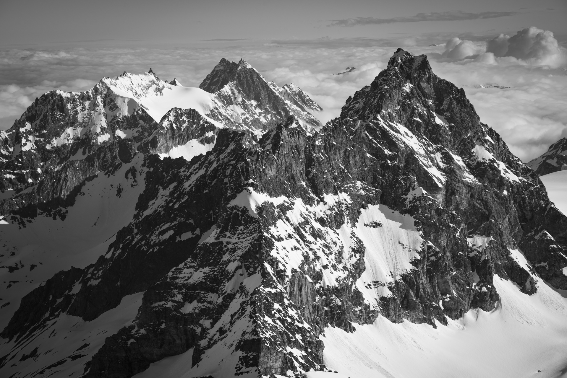 image d un paysage de montagne en noir et blanc -  de Bouquetins, Dents de Bertol - Aiguille de la Tsa - Veisivi