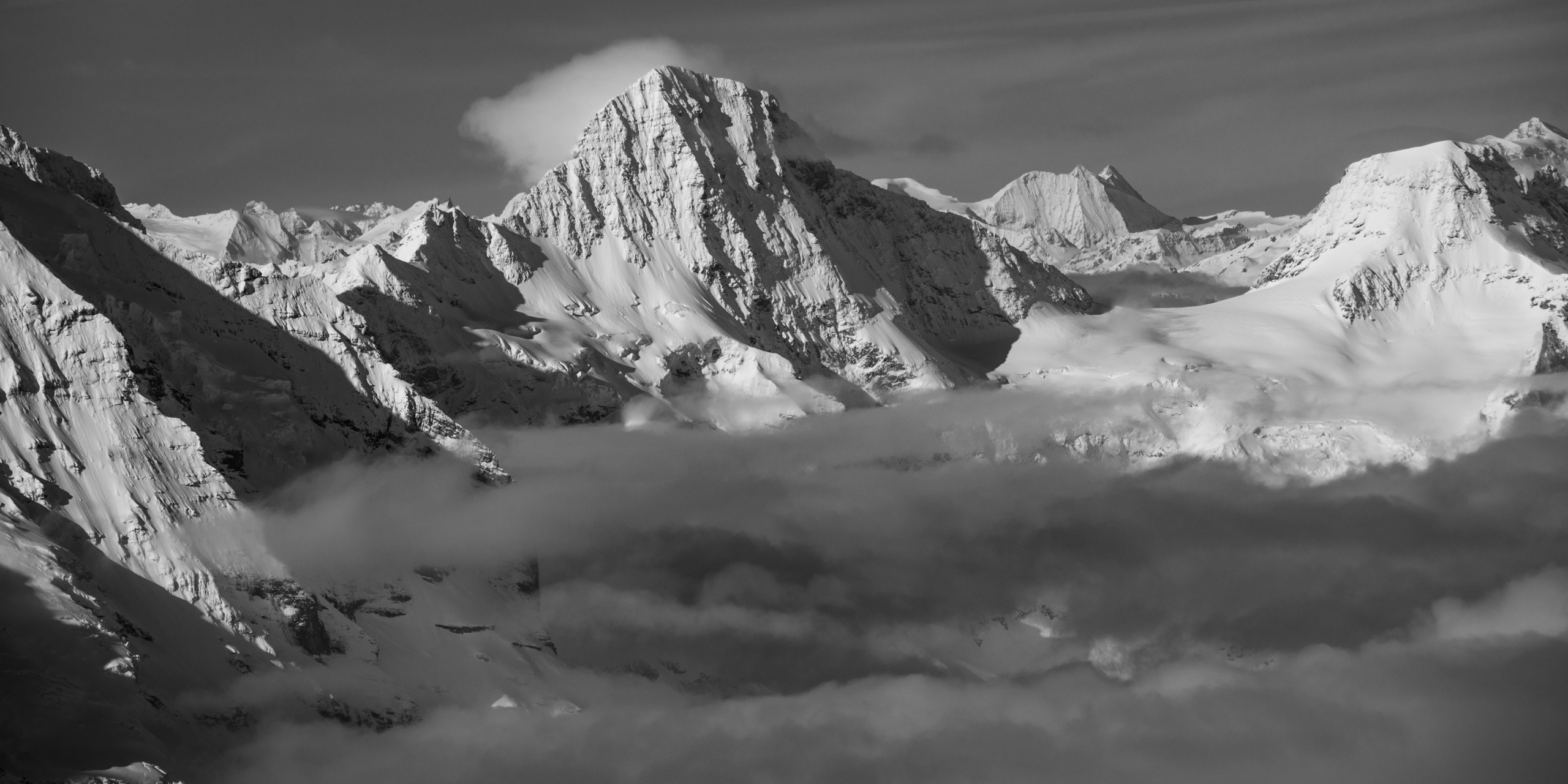 vue panoramique du sommet de montagne Breithorn et du Mont Blanc en noir et blanc dans une mer de nuages