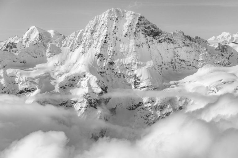 Grindelwald - Breithorn - schwarz-weißes Bergbild mit dem Gipfel des Bergmassivs in einem Wolkenmeer