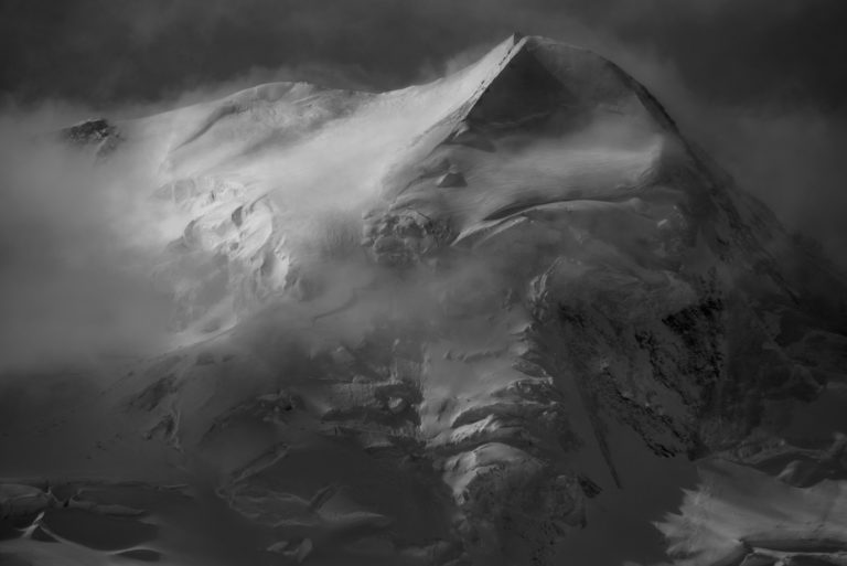 Fotoleinwand einer Berglandschaft - Gipfel des Bergmassivs und des Castor in Zermatt in einem Meer aus Nebel und Wolken