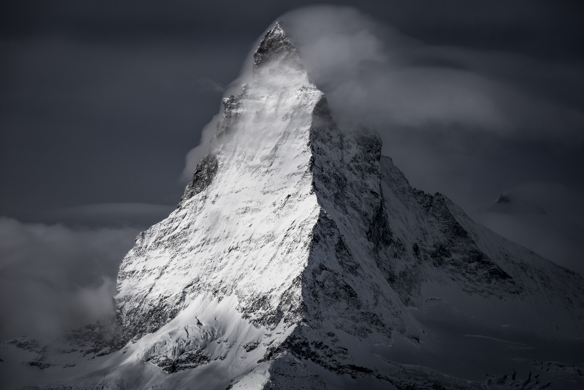 Mont cervin matterhorn - photo montagne dans une fumée de nuage sous les rayons du soleil -