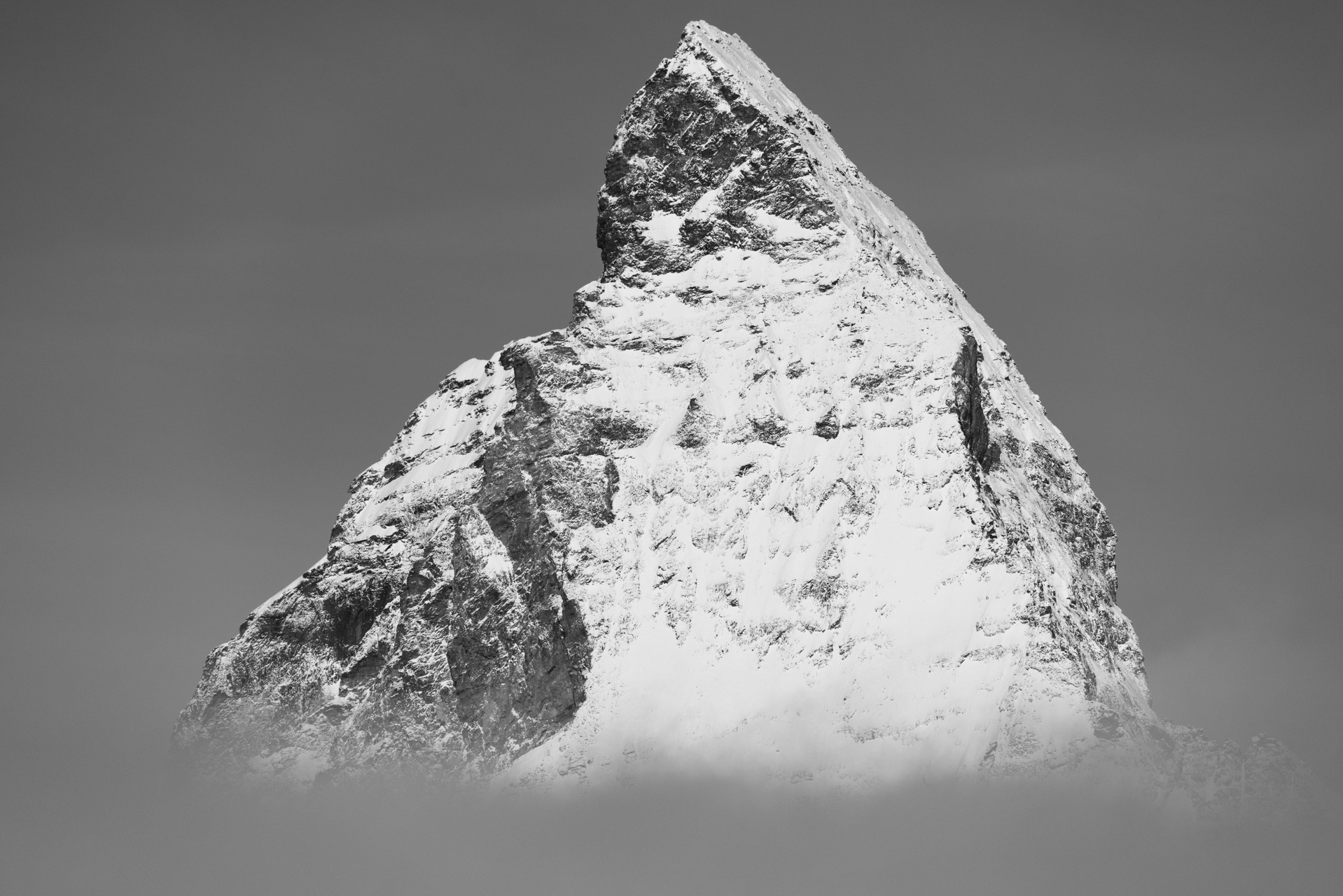 Pic du sommet de la montagne Mont Cervin en noir et blanc- La plus belle montagne des Alpes Valaisannes en Suisse noir et blanc