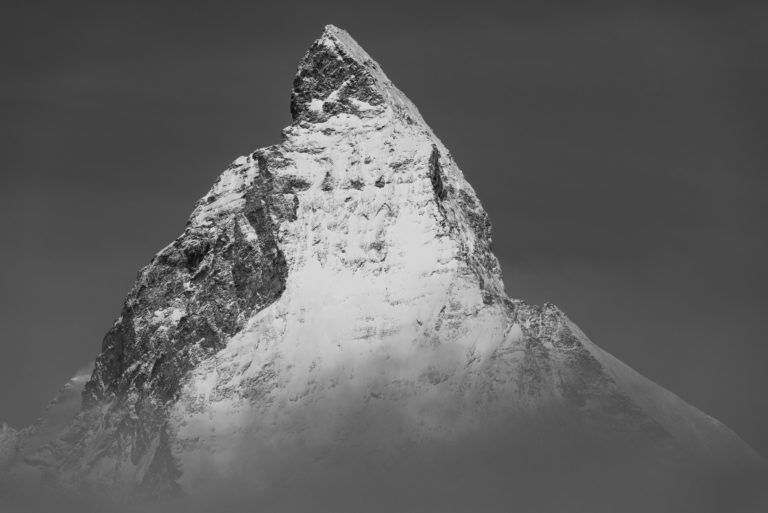 Foto The Matterhorn und der Gipfel des Berggipfels in den Wolken in Schwarz-Weiß- Der schönste Berg der Alpen im Kanton Wallis in der Schweiz